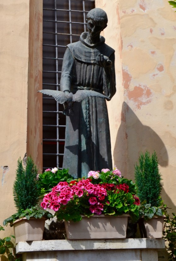 Sweet Saint Francis welcomes us to Villa d'Este